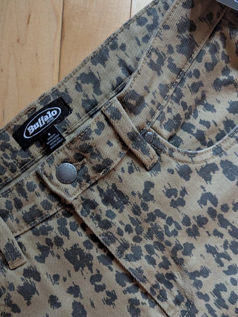 Buffalo – Muted Leopard Print Barrel Leg Jeans - Scandi Elevated Casual - Size 6 - Picture 3 of 7